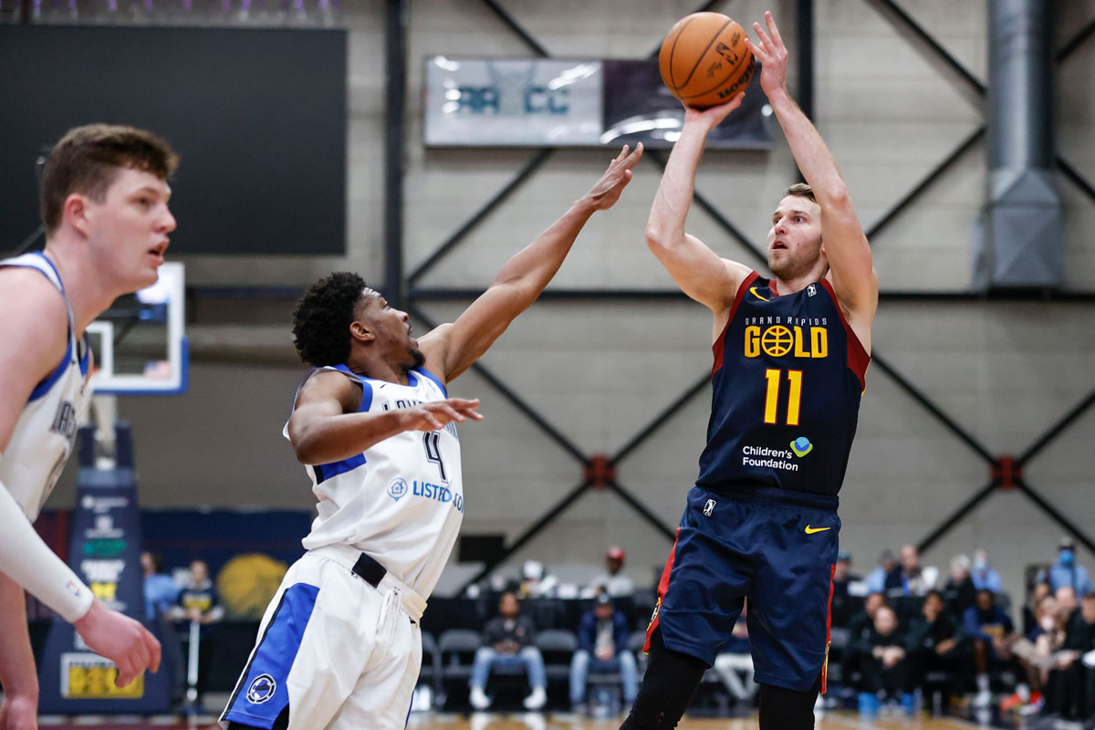 Canadian guard nik stauskas takes a jump shot scores 43 points against the lakeland magic in g league basketball action
