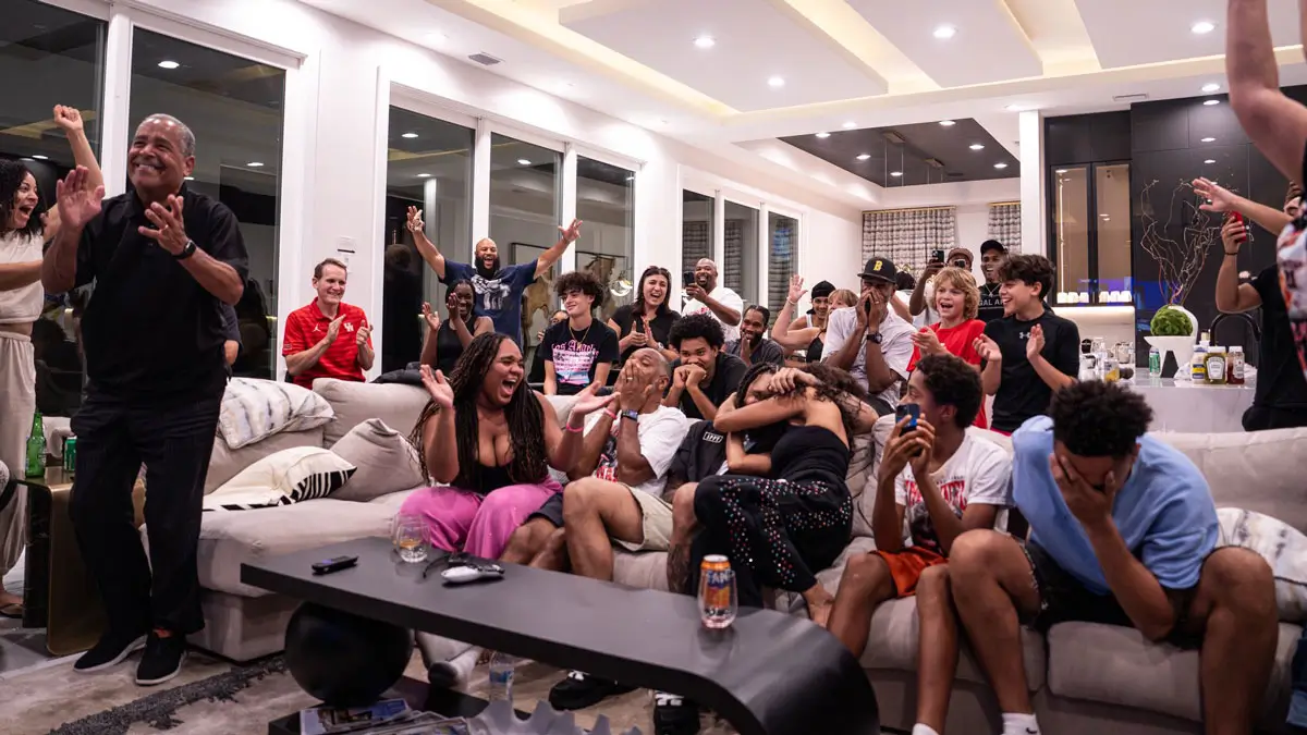 The moment Emanuel Sharp was selected 45th overall by the Sacramento Kings in the 2026 NBA Draft. As the announcement was made, his mother embraced him while his father Derek reacted in disbelief, head coach Kelvin Sampson applauded, and the room erupted in celebration surrounded by teammates, coaches, and family.