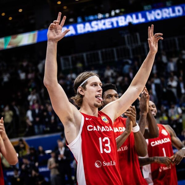 Kelly olynyk holds hands up in the air as canada celebrates after beating the united states to win bronze at the 2023 fiba world cup