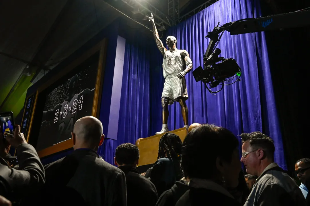 Los Angeles Lakers Unveil First Kobe Bryant Statue On 2824