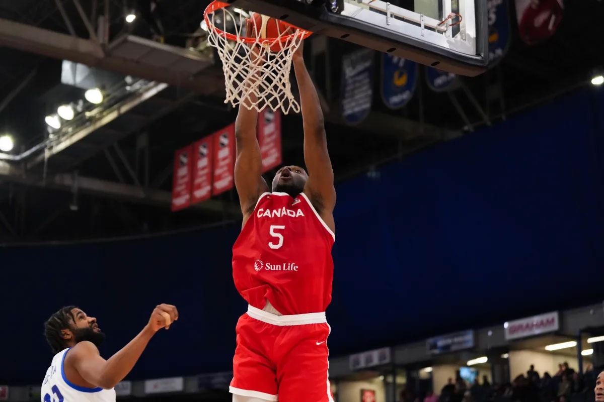 Mfiondu kabengele slams home a dunk in his canadian senior mens national team debut