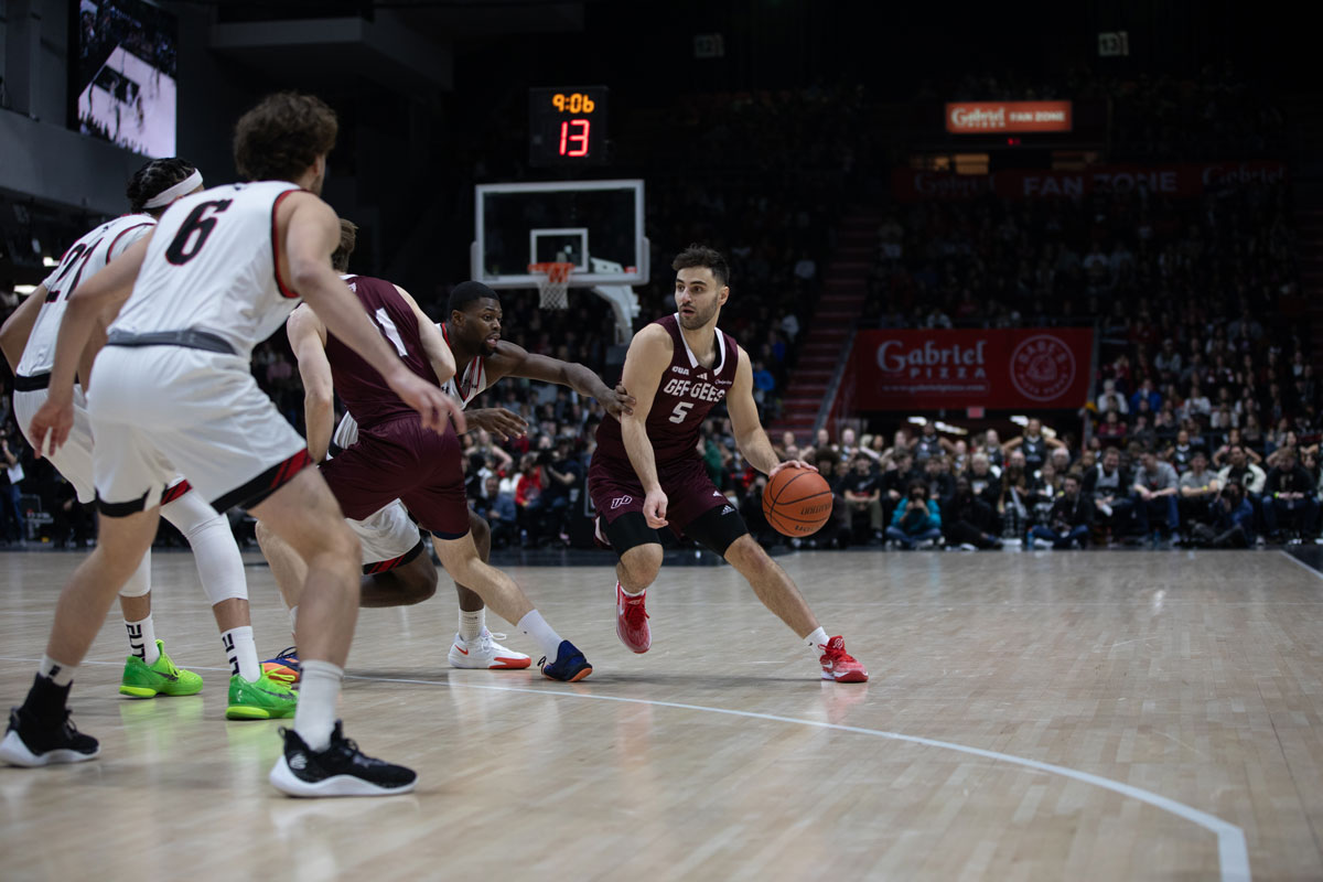 Ottawa gee gees point guard dragan stajic attacks the basket during 2024 capital hoops classic