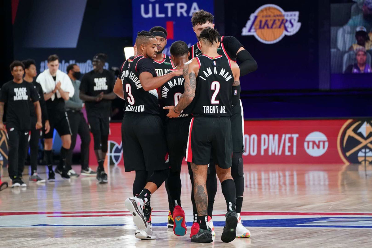 portland blazers huddle up during game one of 2020 nba playoffs against los angeles lakers