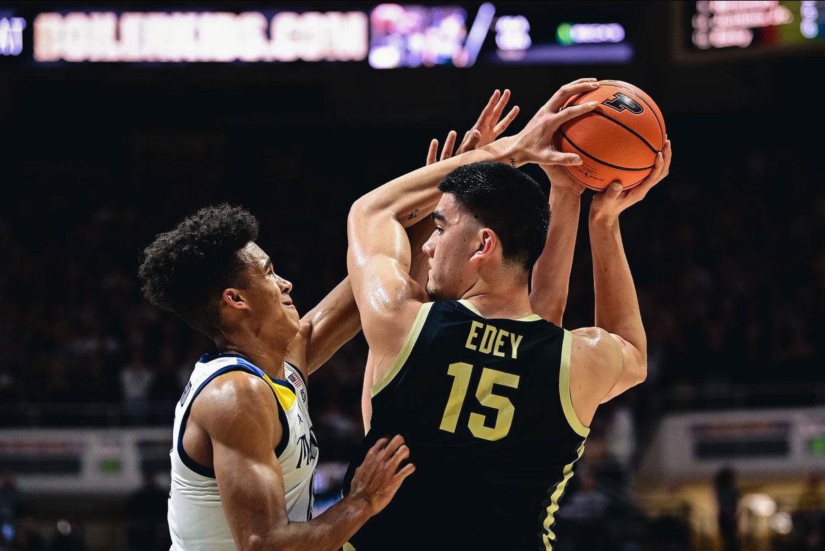 Purdue boilermakers zach edey guarded by marquette golden eagles defender
