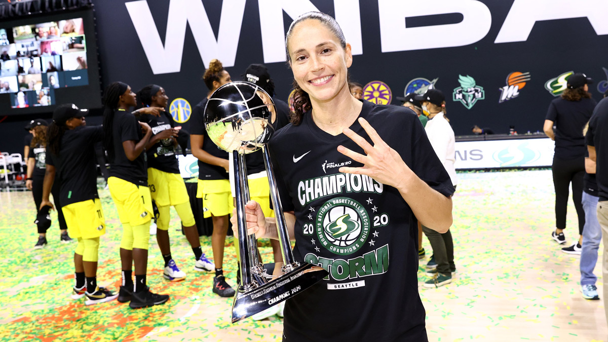 Seattle Storm Sue Bird Holding 2020 Wnba Trophy And Four Fingers For Her Fourth Wnba Championship